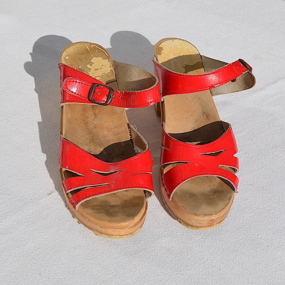 vintage open toe red and tan mules with buckle accents from vollsjö